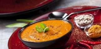 Zdrowy smak natury: sycący krem z batatów i pieczonej papryki z pastą z pestkami słonecznika, suszonymi pomidorami i bazylią