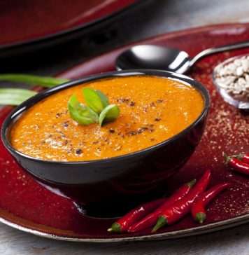 Zdrowy smak natury: sycący krem z batatów i pieczonej papryki z pastą z pestkami słonecznika, suszonymi pomidorami i bazylią