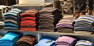 Modne męskie swetry. Trendy w jesiennym wydaniu swetry na jesień