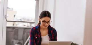 Jak zaaranżować biuro w domu? jak urządzić miejsce do pracy w domu