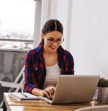 Jak zaaranżować biuro w domu? jak urządzić miejsce do pracy w domu