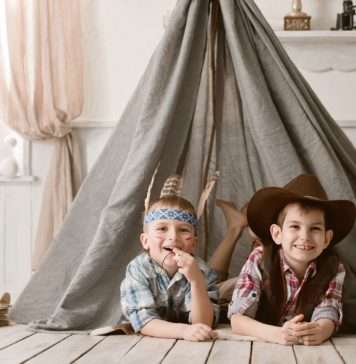 Proste zabawy z dzieckiem, które można zorganizować w domu w co się bawić z dzieckiem w domu