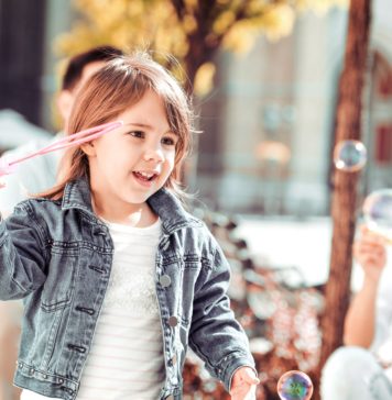 Gdy dziecko się nudzi – lato w mieście Dziecko i bańki mydlane