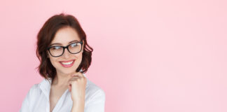 Jak dobrać makijaż do okularów Jak dobrać makijaż do okularów