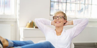 Gruntowne porządki – jak szybko i sprawnie posprzątać mieszkanie? Kobieta odpoczywa