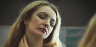 Blizna po oparzeniu – jaka jest i jak się jej pozbyć? Kobieta zasłania bliznę