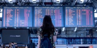 Zaburzenia lękowe u ludzi: awiofobia, czyli strach przed lataniem – na czym polega i jak sobie z nim poradzić? Kobieta w hali odlotów