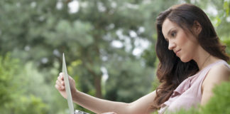 Letni weekend w Warszawie – co robić? Kobieta z laptopem w parku