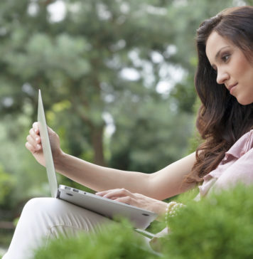 Letni weekend w Warszawie – co robić? Kobieta z laptopem w parku