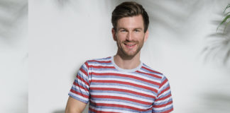 Piżamy męskie na lato – 5 propozycji za mniej niż 100 zł Mężczyzna w piżamie w paski