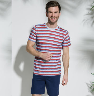 Piżamy męskie na lato – 5 propozycji za mniej niż 100 zł Mężczyzna w piżamie w paski