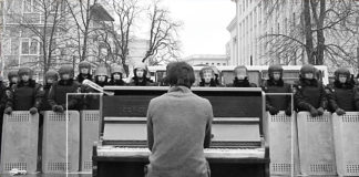 Chłopak z pianinem. O sztuce i wojnie na Ukrainie