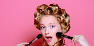 Nauka maskowania cieni pod oczami. Zobacz wskazówki makijażysty Aplikowanie podkładu