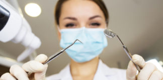 Leczenie ortodontyczne bez dyskomfortu Dentystka podczas pracy