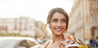 Jak oszczędzać pieniądze – kilka prostych sposobów, żeby wydawać mniej jak kupować z głową