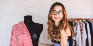 Ubrania szyte na miarę. Warto w nie inwestować? Krawcowa