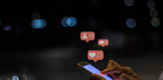 Fenomen portali społecznościowych Meżczyzna z telefonem