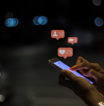 Fenomen portali społecznościowych Meżczyzna z telefonem