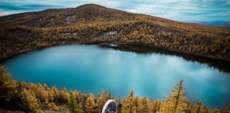 Krótkie wycieczki i długie podróże za granicę można opłacić pieniędzmi z pożyczki Widok na jezioro