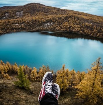 Krótkie wycieczki i długie podróże za granicę można opłacić pieniędzmi z pożyczki Widok na jezioro