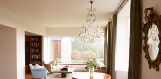 Żyrandol do salonu – czy nadal jest modny? Żyrandol do salonu
