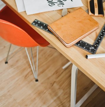 Wykończenie mieszkania pod klucz – na te przeciwności uważaj! Biurko architekta podczas pracy