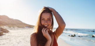 Jak podkreślić letnią opaleniznę lekkim makijażem? Zobacz Kobieta na plaży