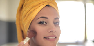 3 proste zasady, które pozwolą Ci wybrać podkład idealny Kobieta nakłada podkład