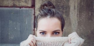 Skuteczny sposób na przebarwienia Kobieta zakrywa twarz