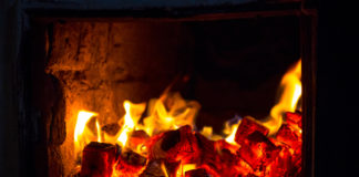 Kiedy najlepiej kupić ekogroszek na opał? Ogień w kominku