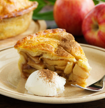 Comfort food – pomysły na potrawy, które poprawią humor w jesienne dni szarlotka comfort food