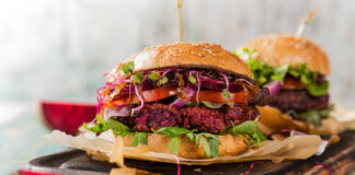 Co jedzą weganie? Vegeburger