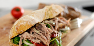 Kanapka z szarpaną wieprzowiną sous vide „Śniadanie farmera”