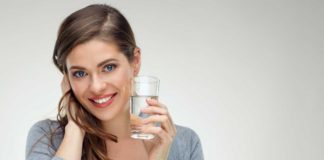 Uzupełniaj elektrolity nie tylko przy biegunce! Co powinny zawierać elektrolity dla dorosłych? Kobieta uzupełnia elektrolity