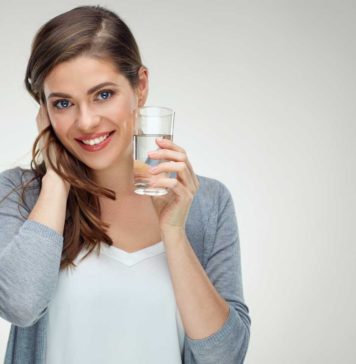 Uzupełniaj elektrolity nie tylko przy biegunce! Co powinny zawierać elektrolity dla dorosłych? Kobieta uzupełnia elektrolity