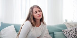 Nieleczone upławy mogą prowadzić do poważnych chorób! Jak je odróżnić od prawidłowego śluzu? Kobieta z bólem brzucha