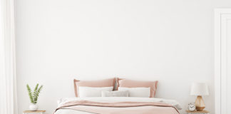 Centrum rodziny – łóżko w sypialni Łóżko w jasnej sypialni