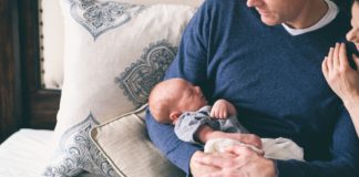 Jak wybrać idealny materac? Ojciec z dzieckiem na materacu