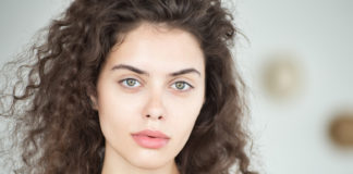 Jesień, idealny moment by pozbyć się przebarwień Przebarwienia najczęściej pojawiają się u kobiet i powstają wskutek nadmiernej reaktywności lub nagromadzenia się dużej ilości komórek wytwarzających melaninę w niektórych partiach ciała | fot.: Fotolia