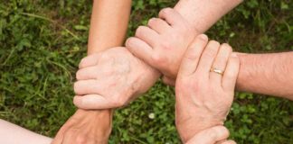 Sferado Pomaga Rodzinie w Potrzebie Ręce splecione razem