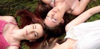 5 propozycji sukienek z Reserved na wiele okazji Trzy dziewczyny na trawie