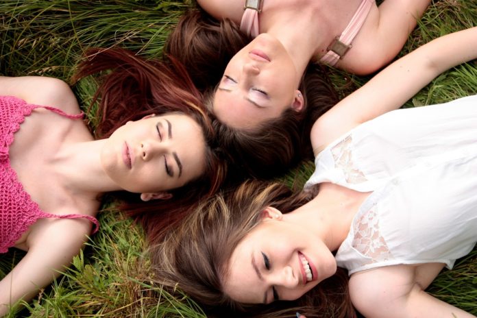 Trzy dziewczyny na trawie