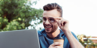 9 pomysłów na tanie ubezpieczenie OC Mężczyzna w internecie poszukuje tanie OC