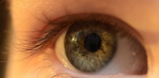 Soczewki i makijaż: o czym należy pamiętać