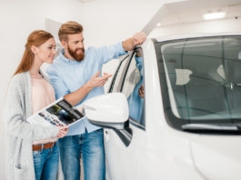 Para kupuje nowe auto w salonie