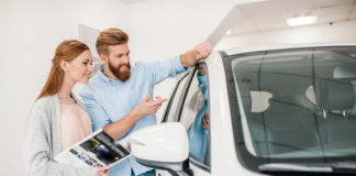 Kredyt samochodowy bez wkładu własnego? Sprawdź tę opcję Para kupuje nowe auto w salonie