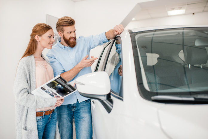 Para kupuje nowe auto w salonie Para kupuje nowe auto w salonie
