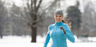 Zima biegaczowi niestraszna. Jak utrzymać odpowiednią temperaturę ciała? bieganie po śniegu