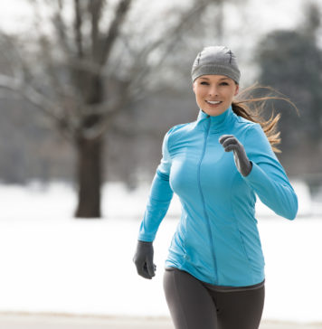 Zima biegaczowi niestraszna. Jak utrzymać odpowiednią temperaturę ciała? bieganie po śniegu