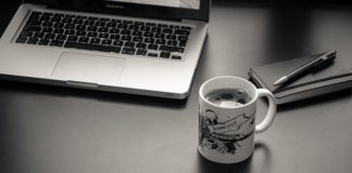 Dlaczego blogi polityczne są coraz popularniejsze? Biurko, komputer i kawa